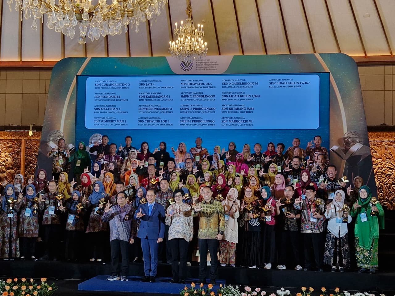 Penerimaan penghargaan adiwiyata mandiri tahun 2025 di Gedung Sasono Utomo, Taman Mini Indonesia Indah, Jakarta Timur